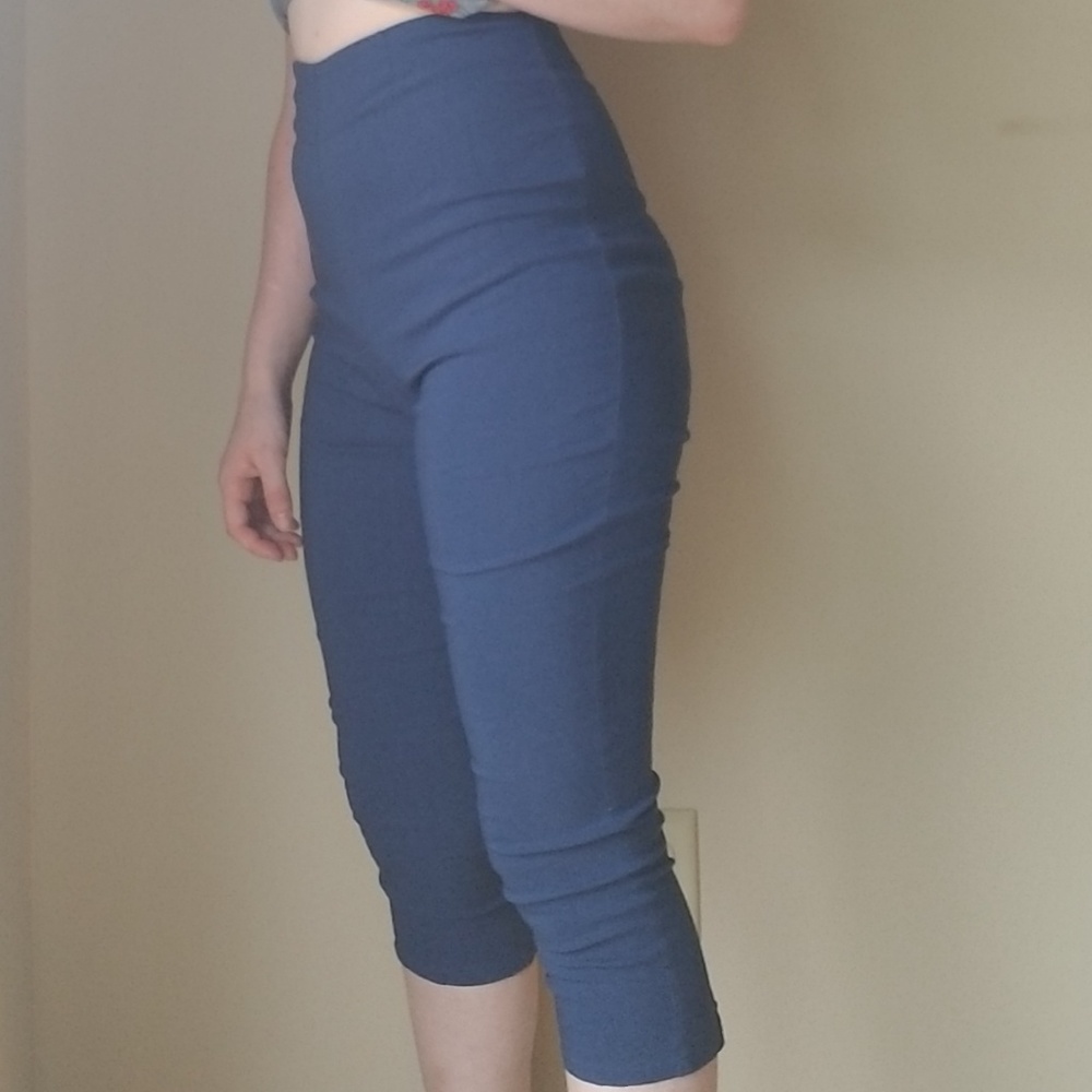 Highwaisted cropped blue trousers